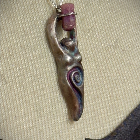 Goddess with raw ruby - Picture 3 of 6